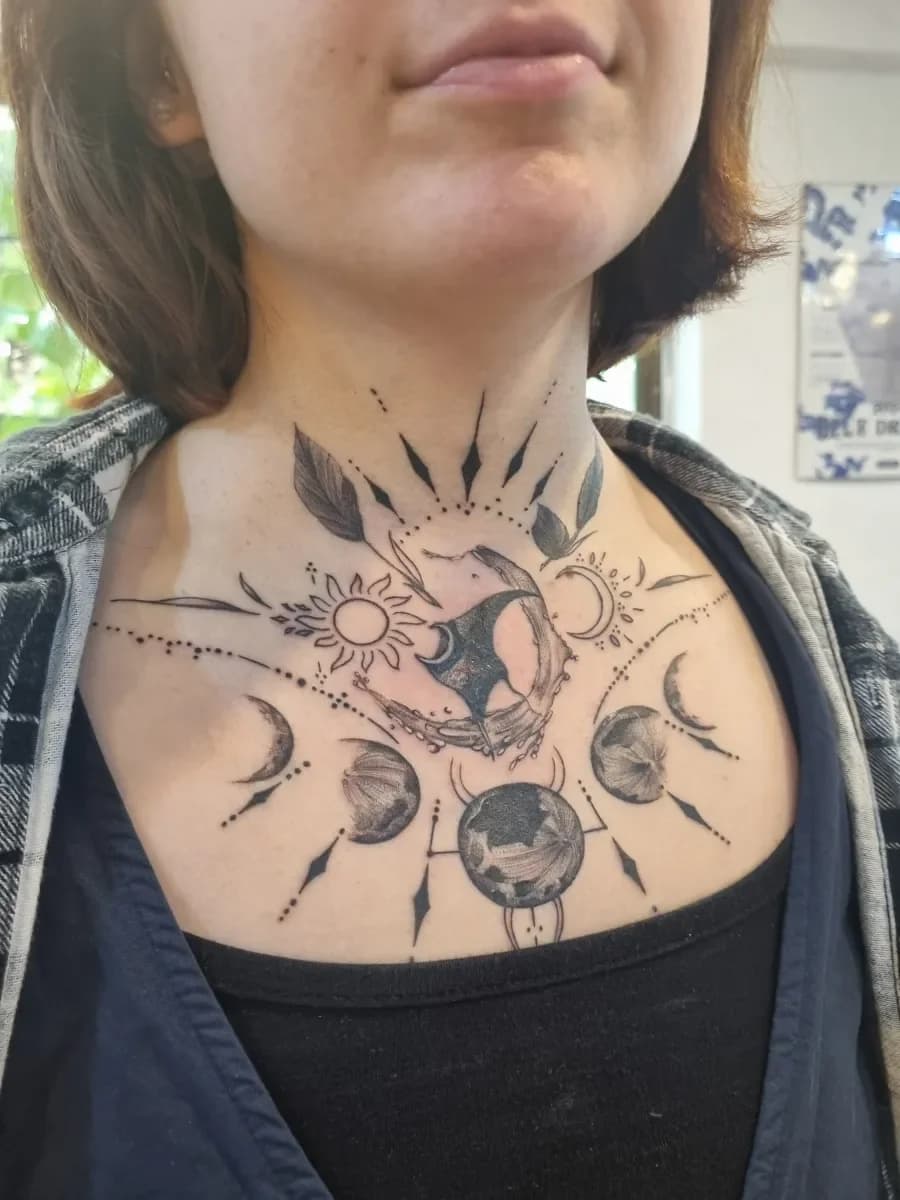 홍대타투, 블랙워크타투, 블랙타투, 여자타투, 가슴타투, 쇄골타투, 달타투, 타투, 타투이벤트, 오너먼트타투 - 1