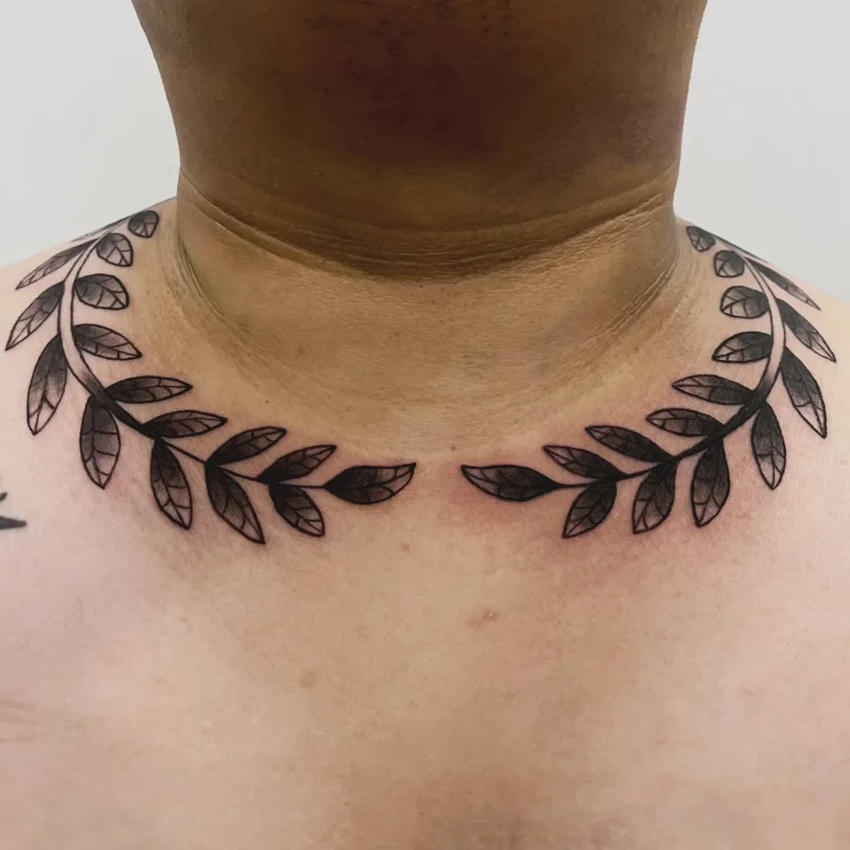 어깨 쇄골 월계수 타투