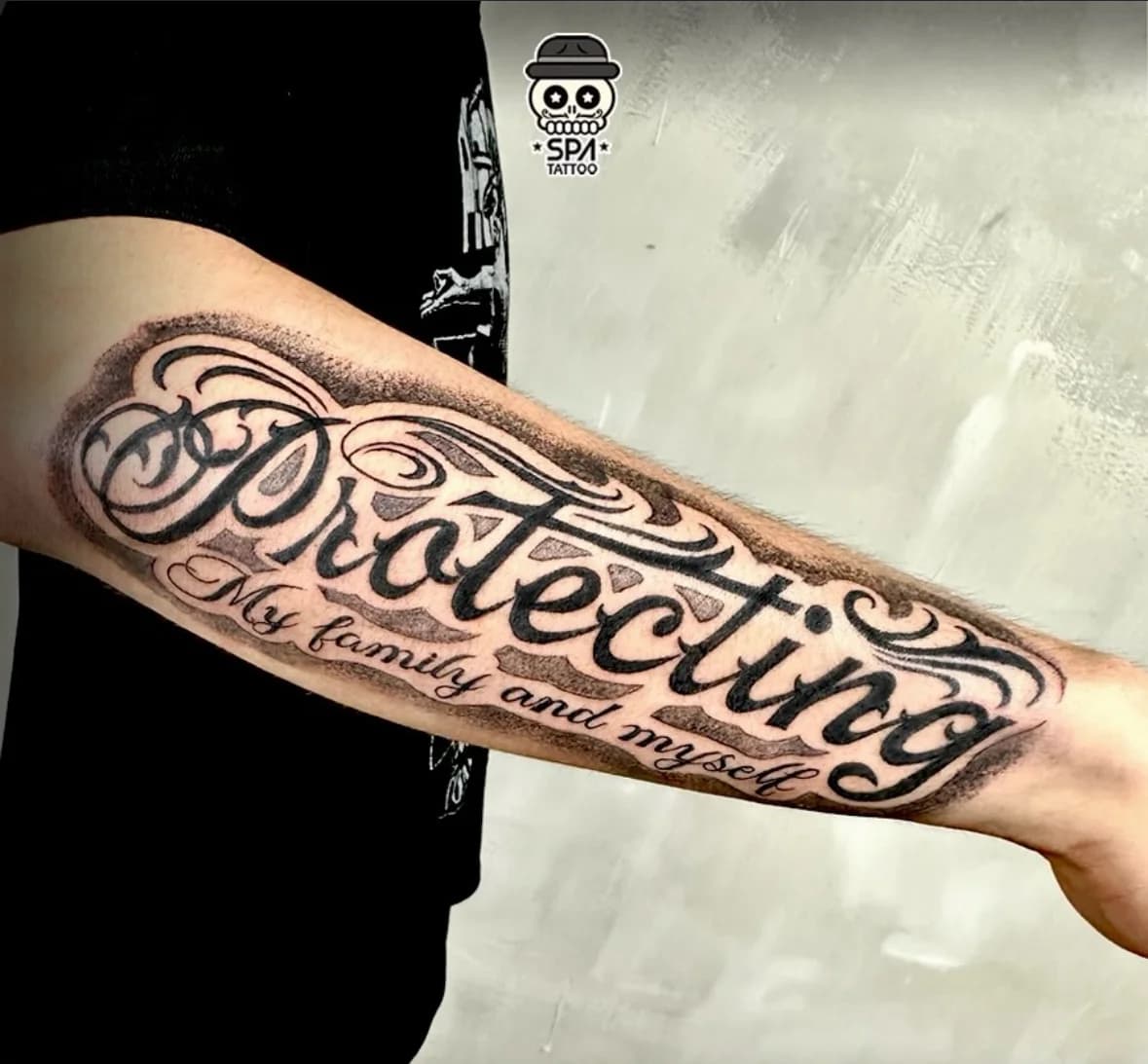 아래팔 치카노 레터링