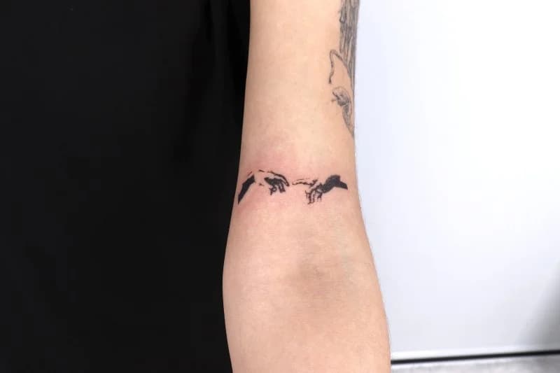 천지창조 손가락타투