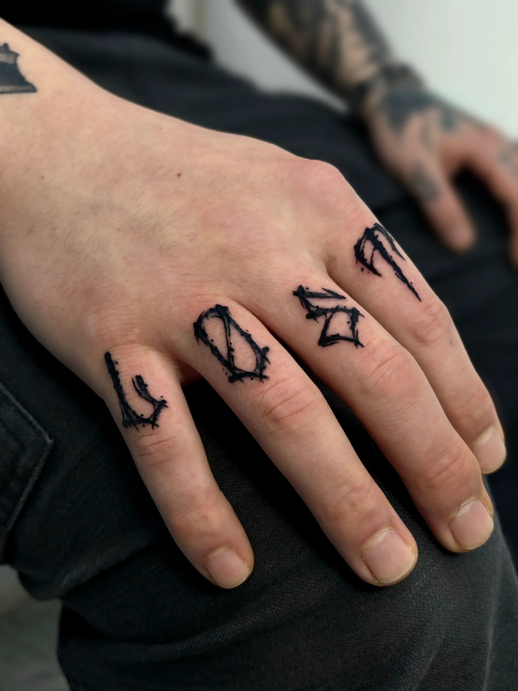 레터링 치카노레터링 손가락타투