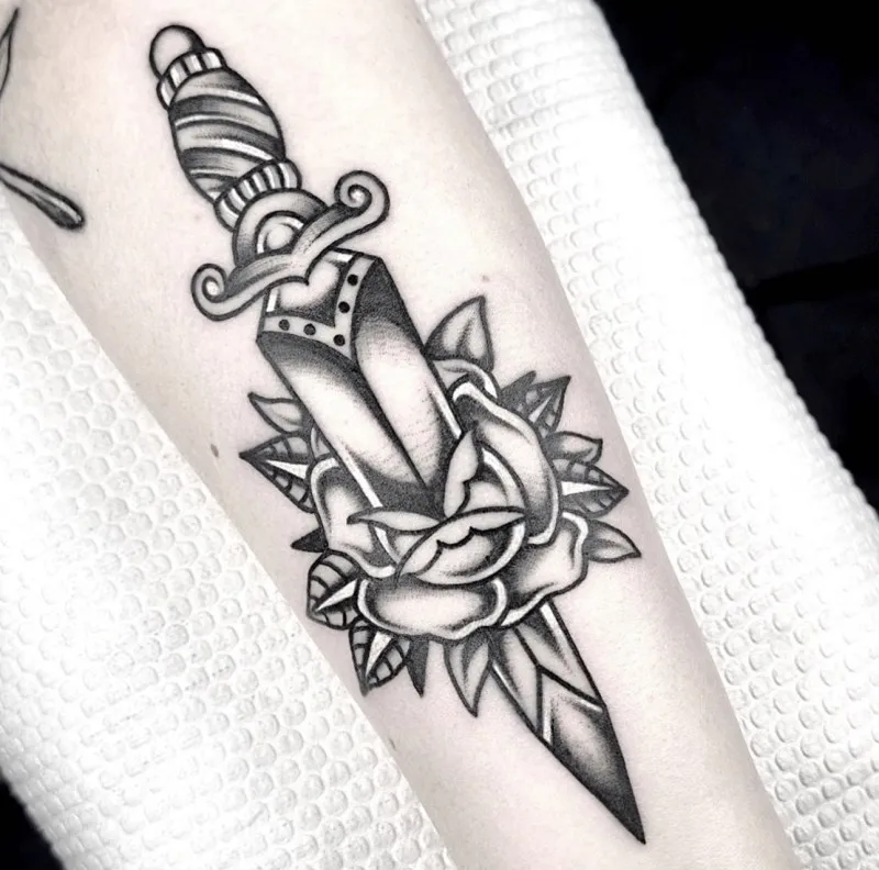 블랙스쿨 올드스쿨 장미단검타투