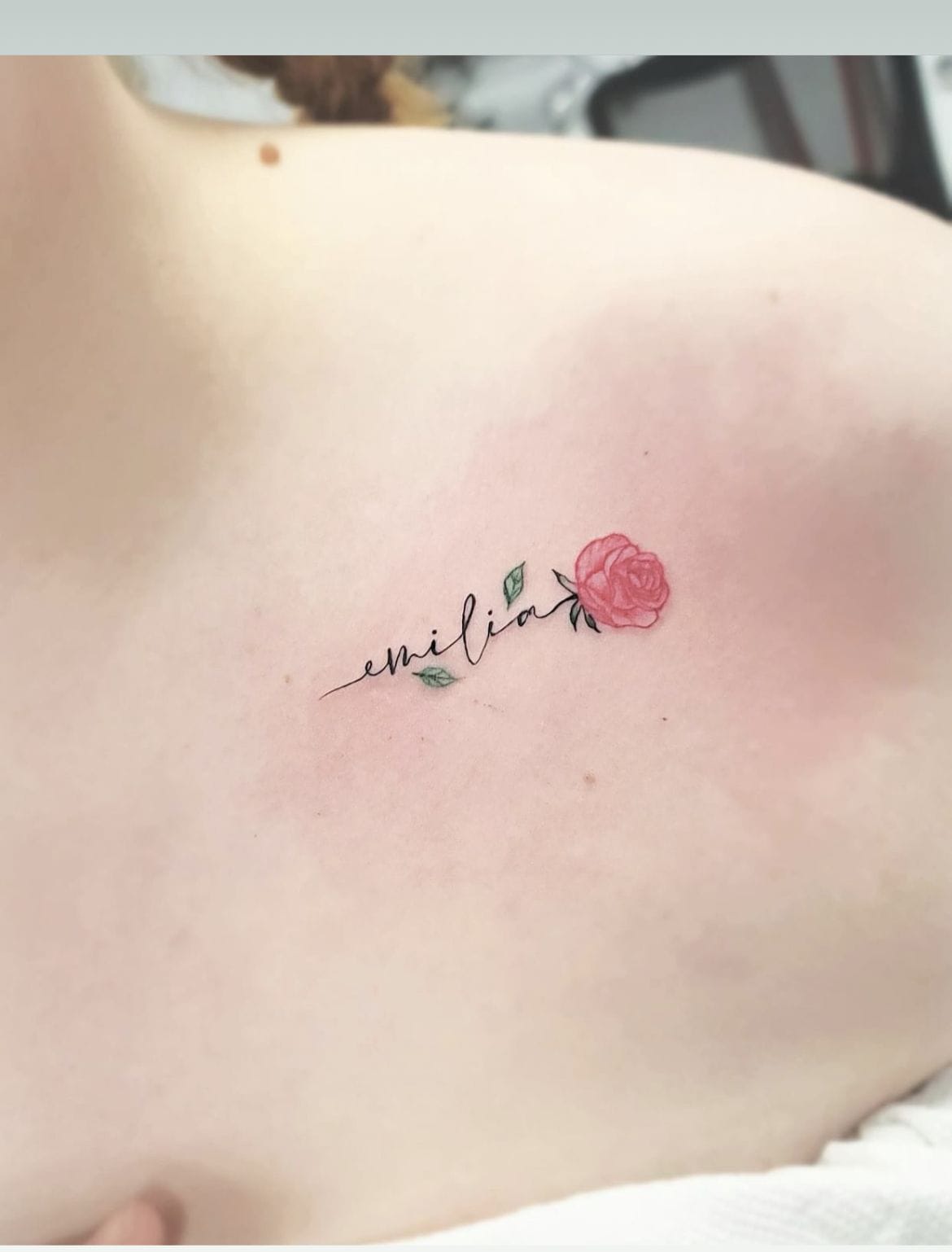 과하지 않게 정리한 어깨 레터링