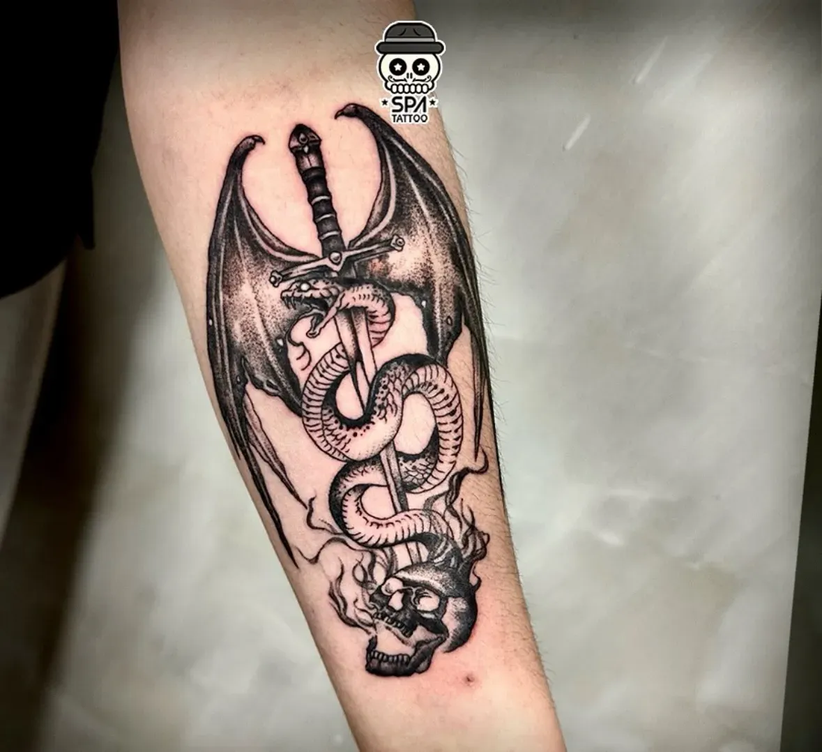 아래팔 뱀 칼 날개 타투 - 1