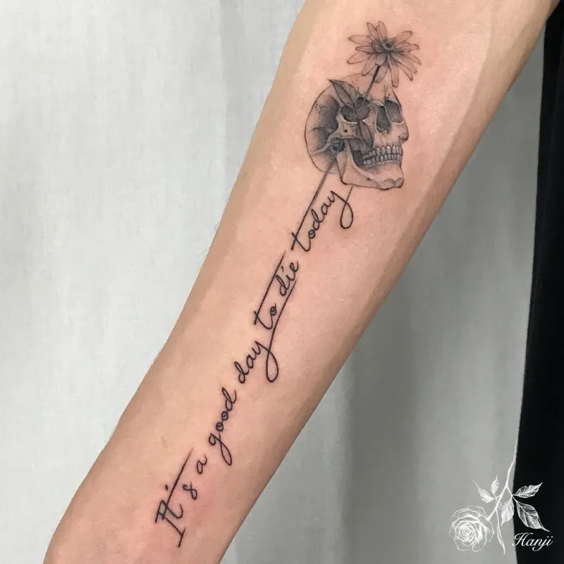 탄생화와 해골 그리고 레터링