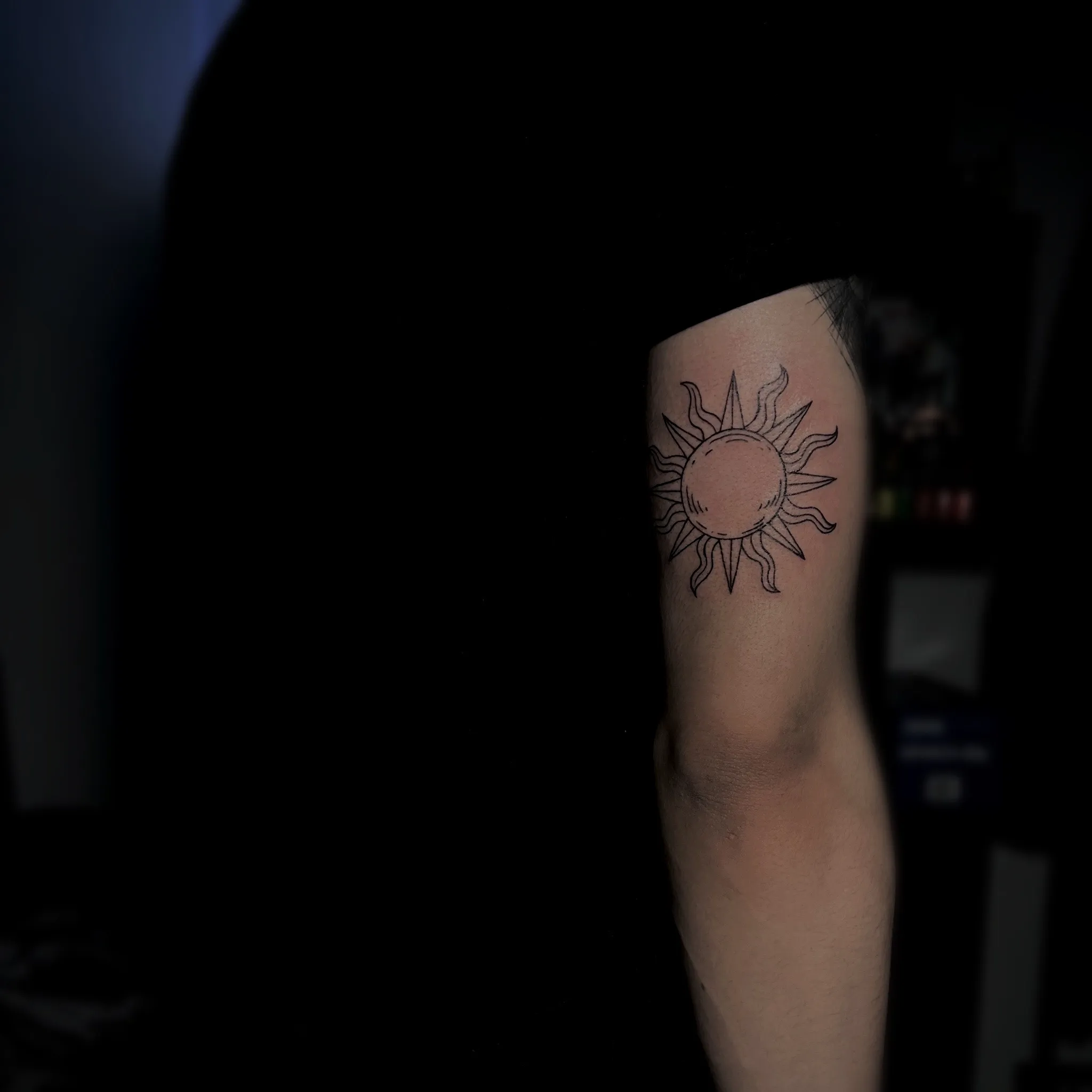 빈티지한 라인 드로잉 태양 타투 - 1