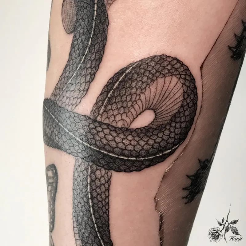 블랙워크 뱀 타투
