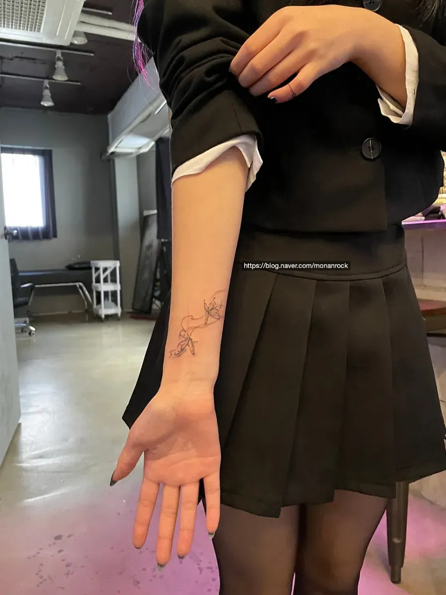 손목 나비 타투와 새끼손가락 리본 타투가 멋진 스타일과도 너무 잘 어울리네요!