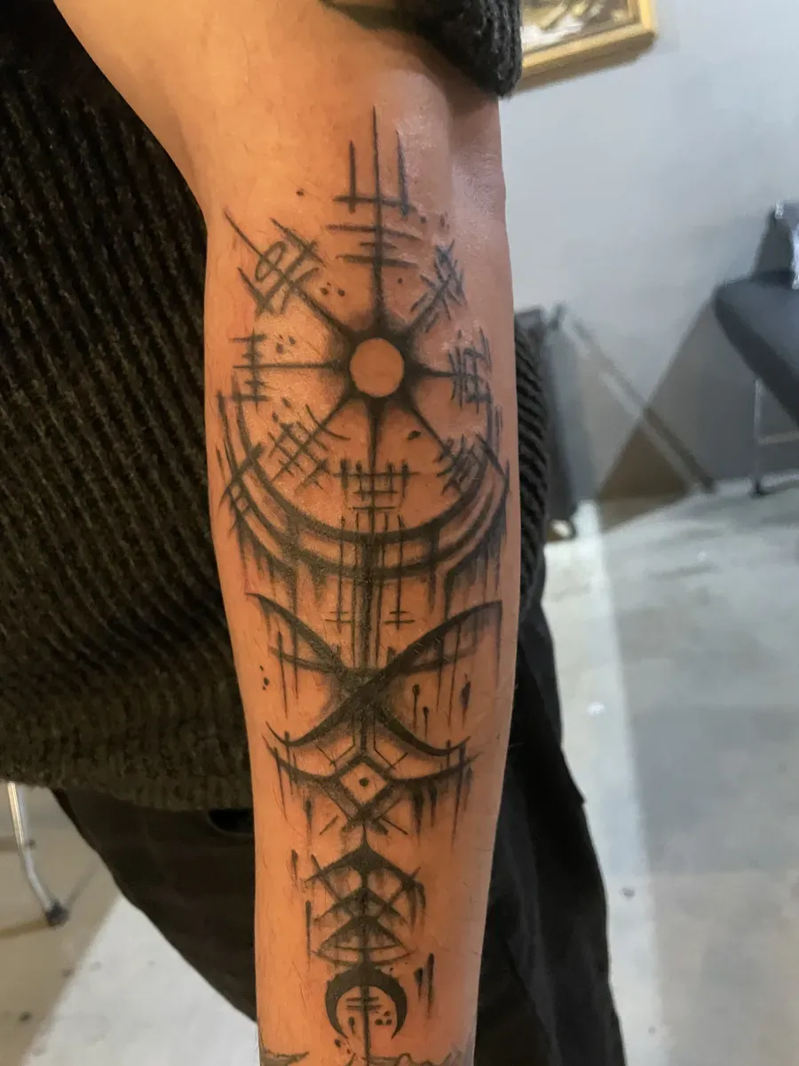 남자 팔에 새겨진 부적 같은 트라이벌 타투 - 강인함과 젠틀함의 공존 - 1