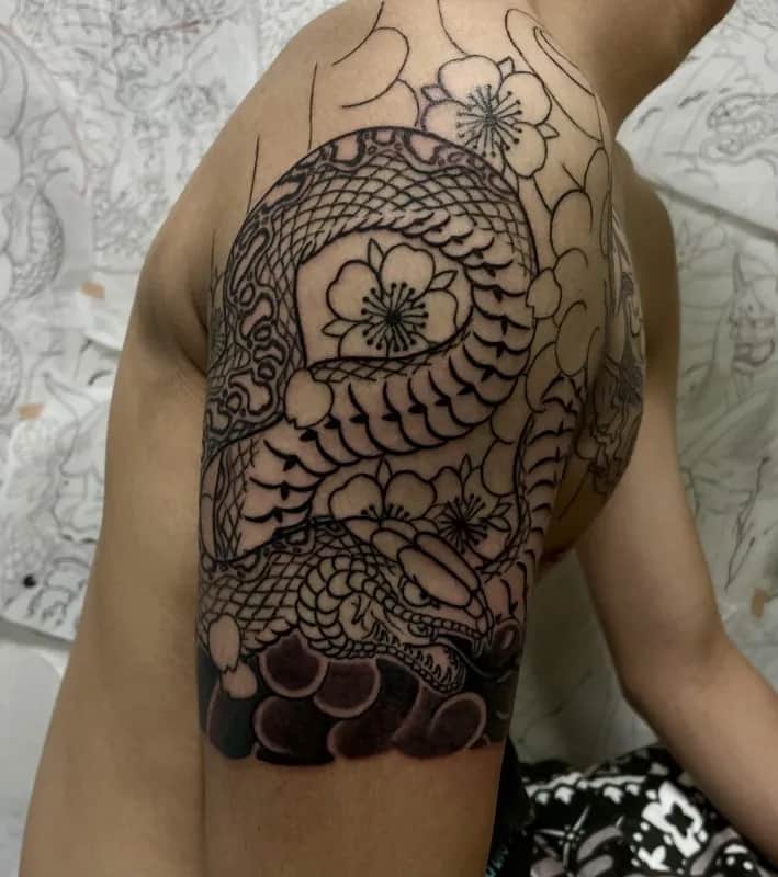 뱀 한여 가슴반팔 라인 작업