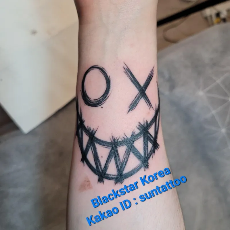 ํ ํ๋ฐ ์กฐ์ปค ์๋ ์ผ๊ตด ํํฌ - 1