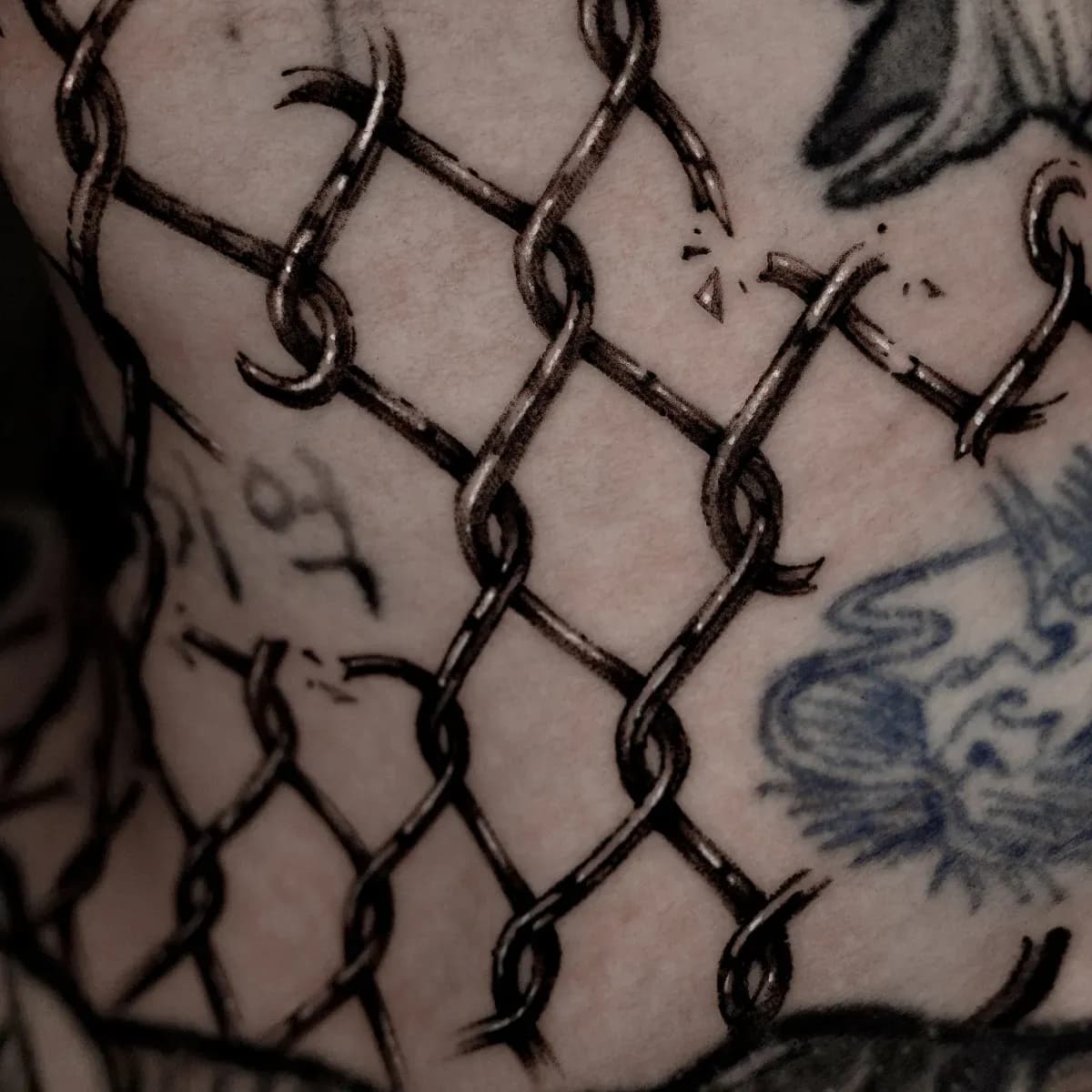 목 빈공간 철조망 펜스 블랙워크 타투 - 1