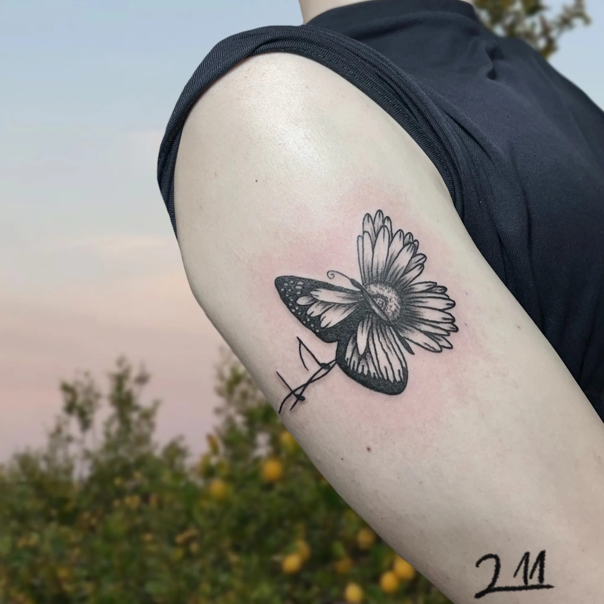 꽃 나비 음표 조합의 타투 - 1