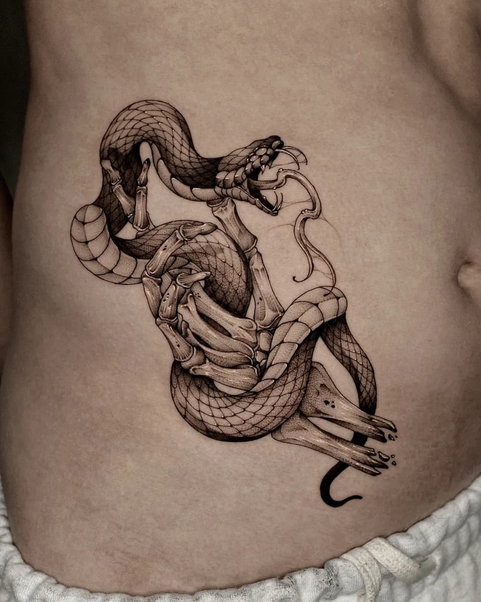 옆구리 뱀 손뼈 해골 블랙워크 타투 - 1