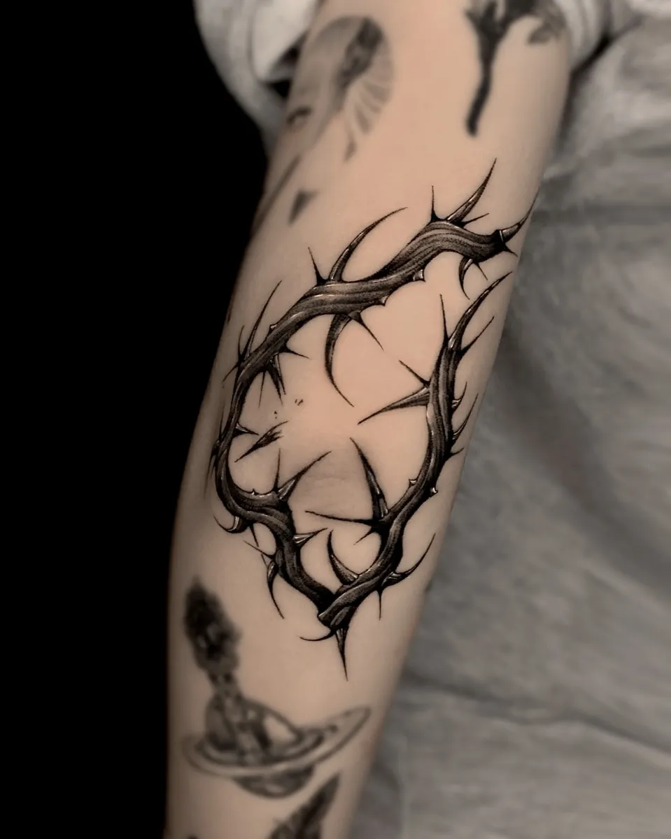 팔꿈치 빈칸채우기 가시 블랙워크 타투