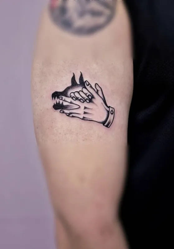 스쿨블랙 . 손그림자타투