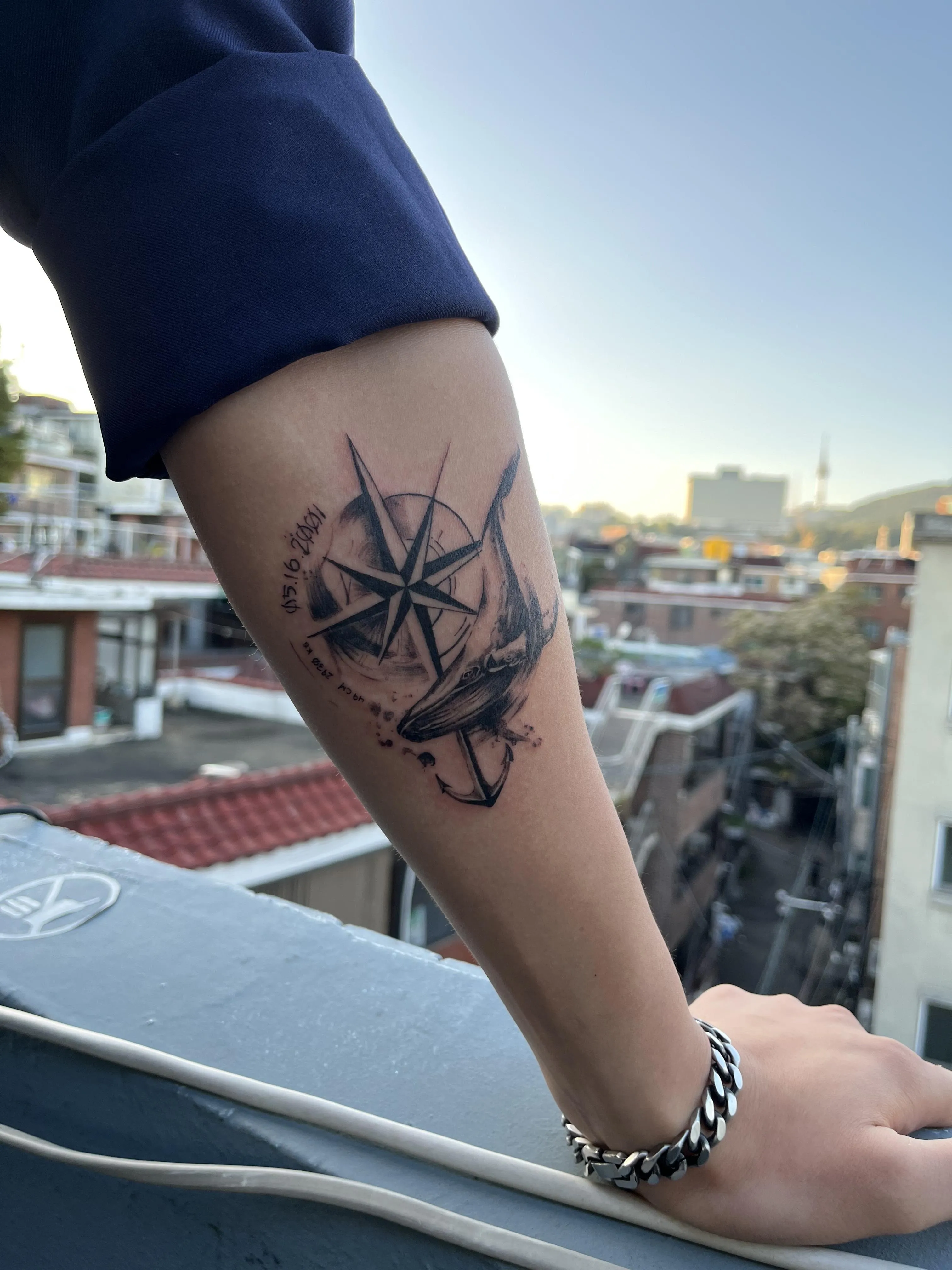 고래와 나침반 타투 - 1