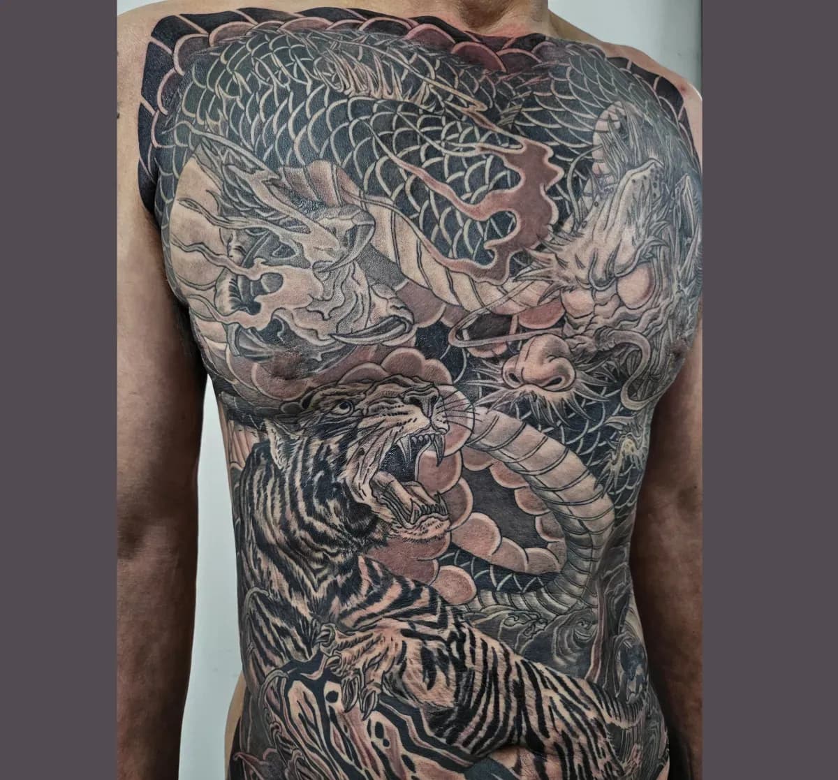 용타투 용호상박타투 이레즈미타투 허벅지타투 인천타투 부천타투 부평타투 김포타투 최상의 작품을 만들어드립니다