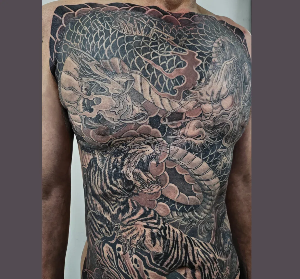 용타투 용호상박타투 이레즈미타투 허벅지타투 인천타투 부천타투 부평타투 김포타투 최상의 작품을 만들어드립니다