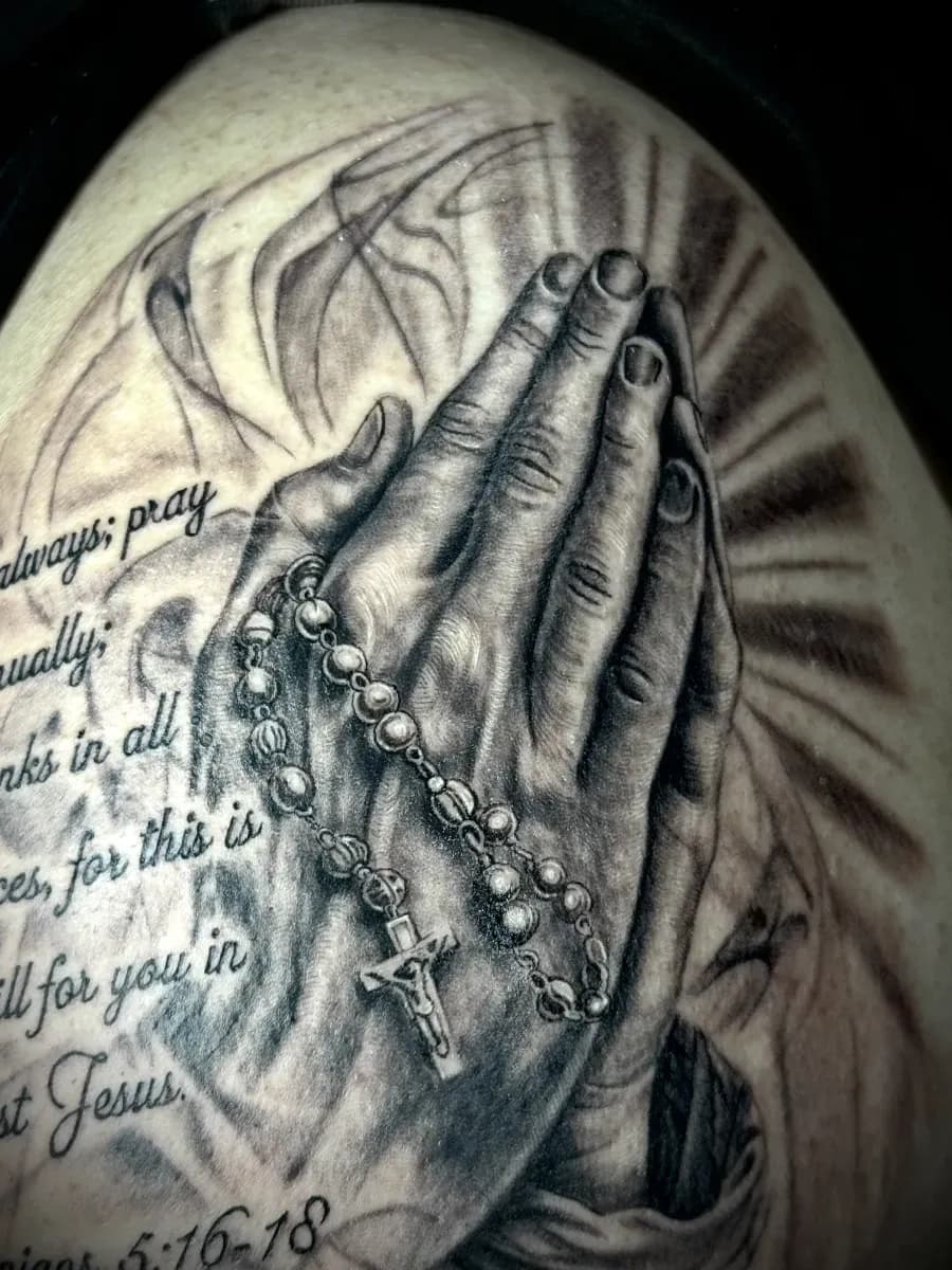 성경구절과 기도하는 손