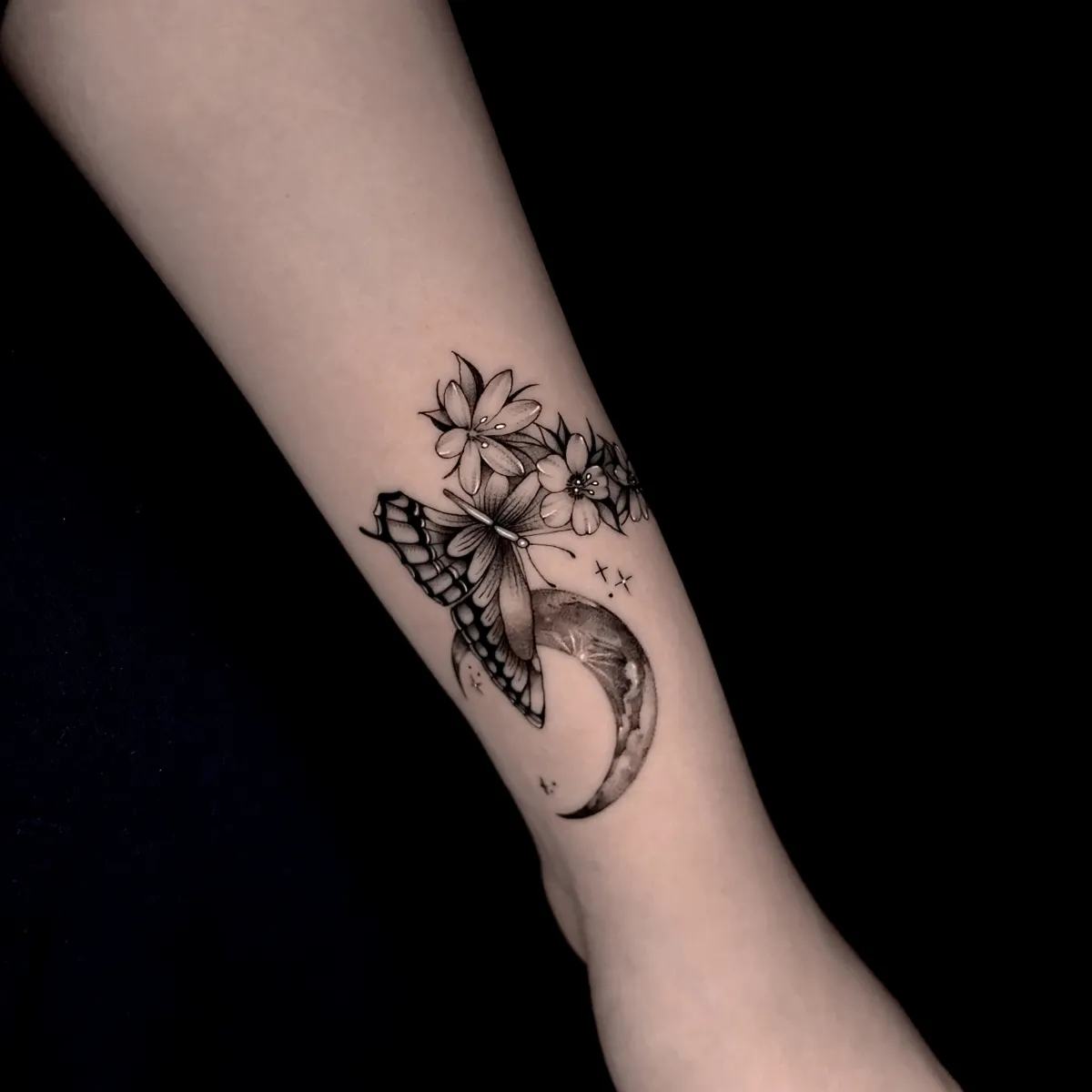 꽃 나비 달 손목 커버업 블랙워크 타투 - 1