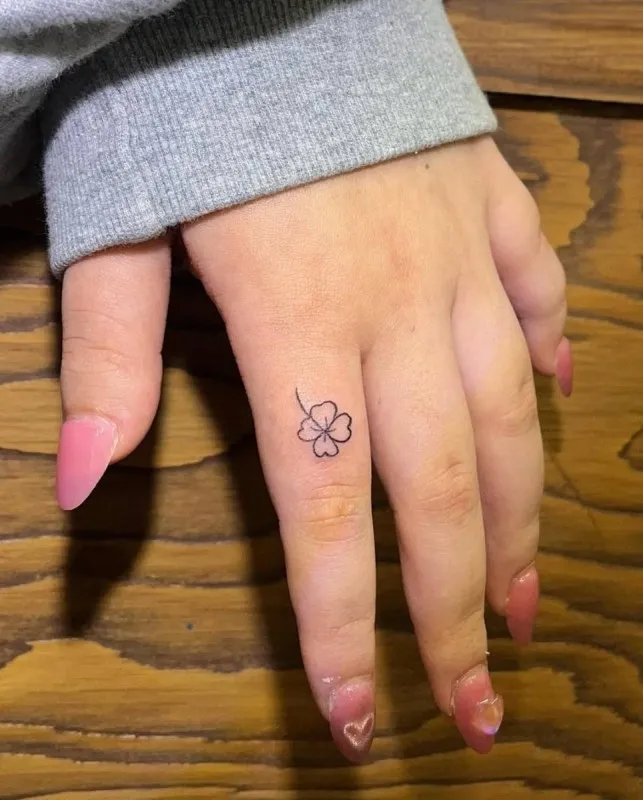 네잎클로버 타투,손가락타투