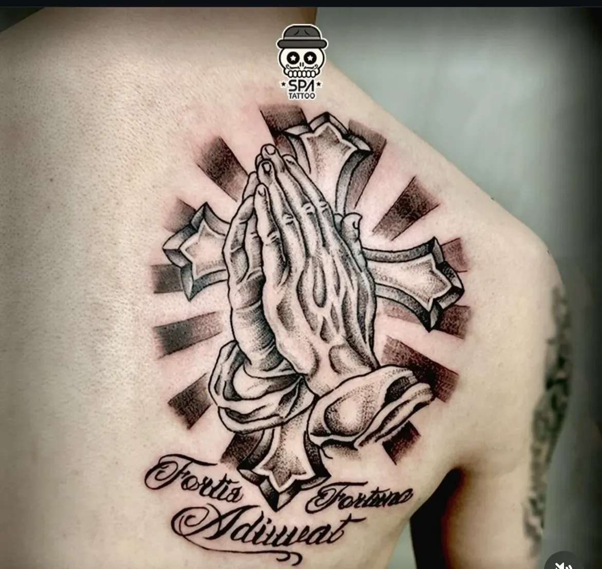 치카노 기도하는손 타투 - 1