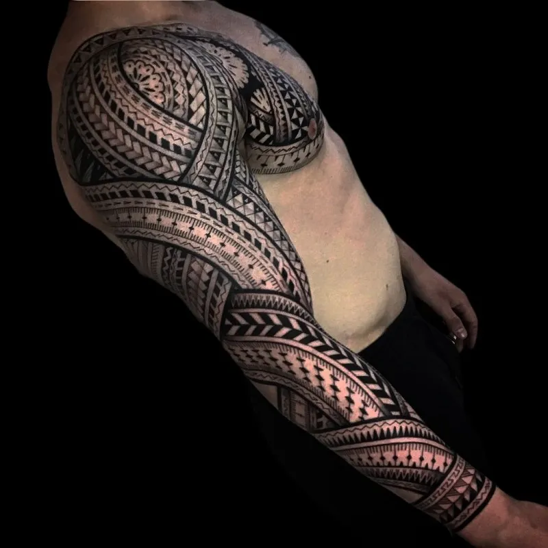 폴리네시안 가슴긴팔 체인타투