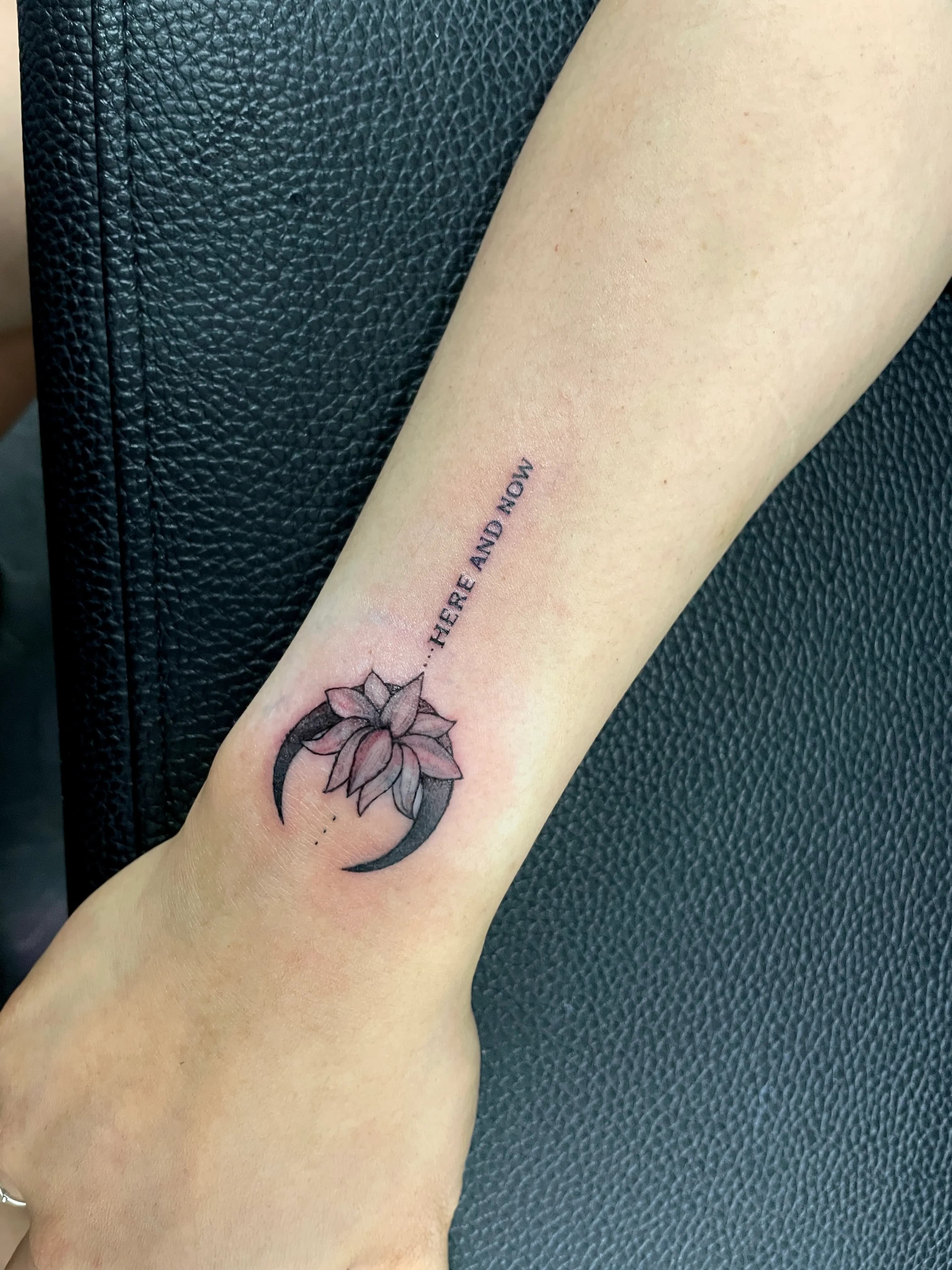 연꽃과 초승달, 레터링 Here and now 여자 손목에 새긴 후기(ft. 압구정, 신사, 잠원 타투 유명한 곳)