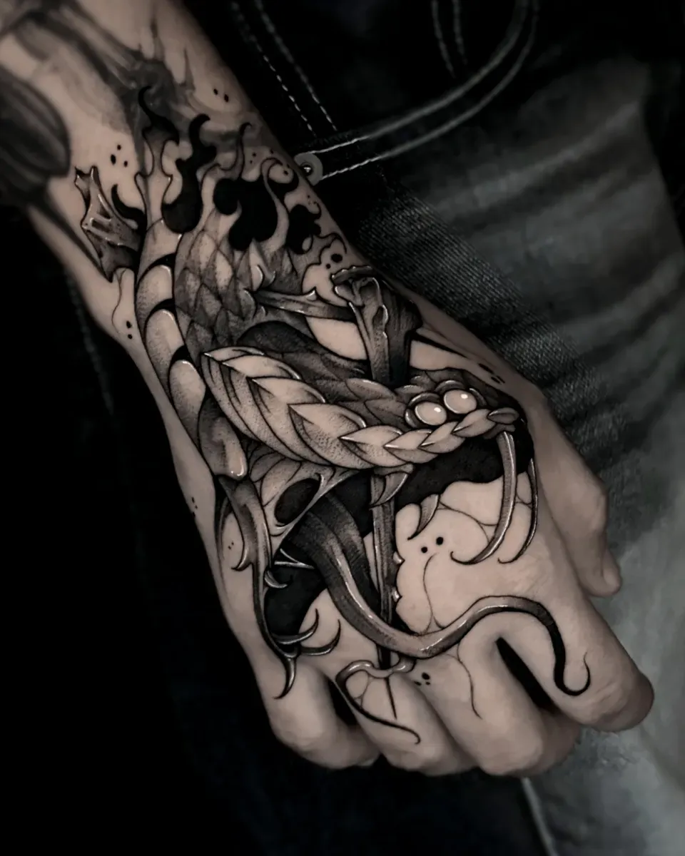 손등 뱀 블랙워크 타투