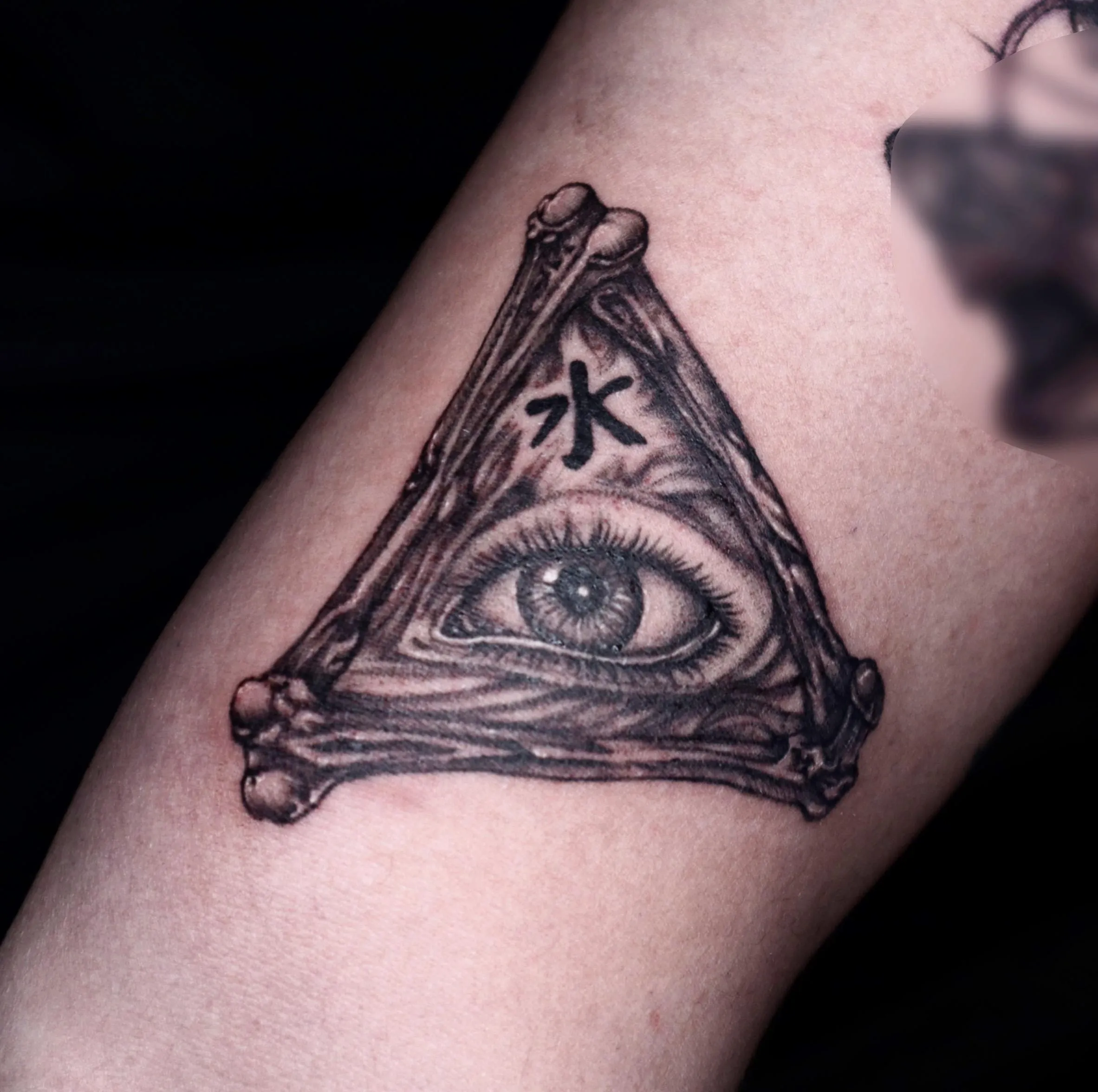 삼각형 눈 타투 - 1