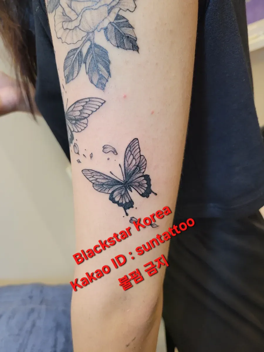 팔 나비와 꽃잎 타투