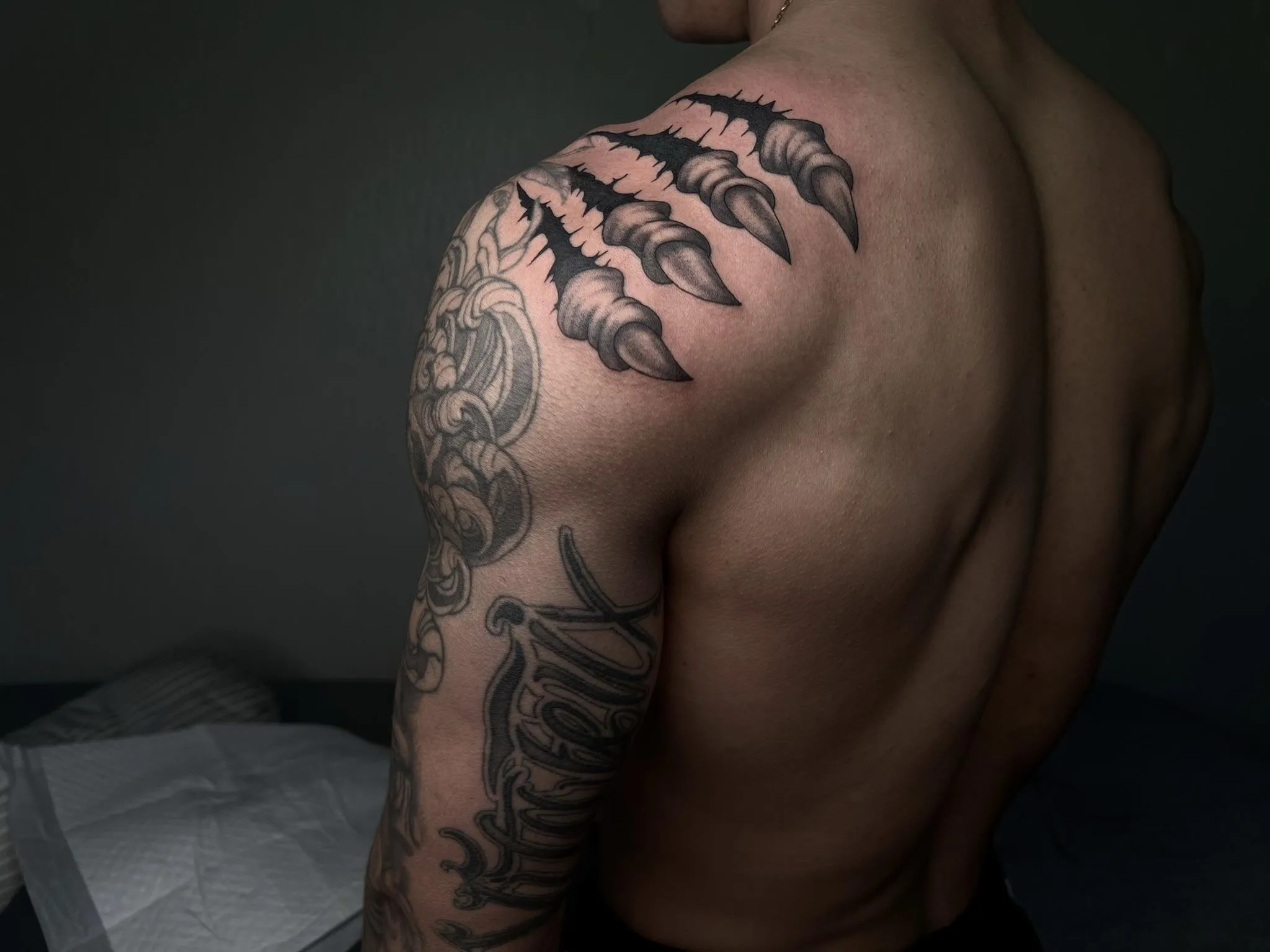 어깨 빈자리에 발톱자국 타투 - 1