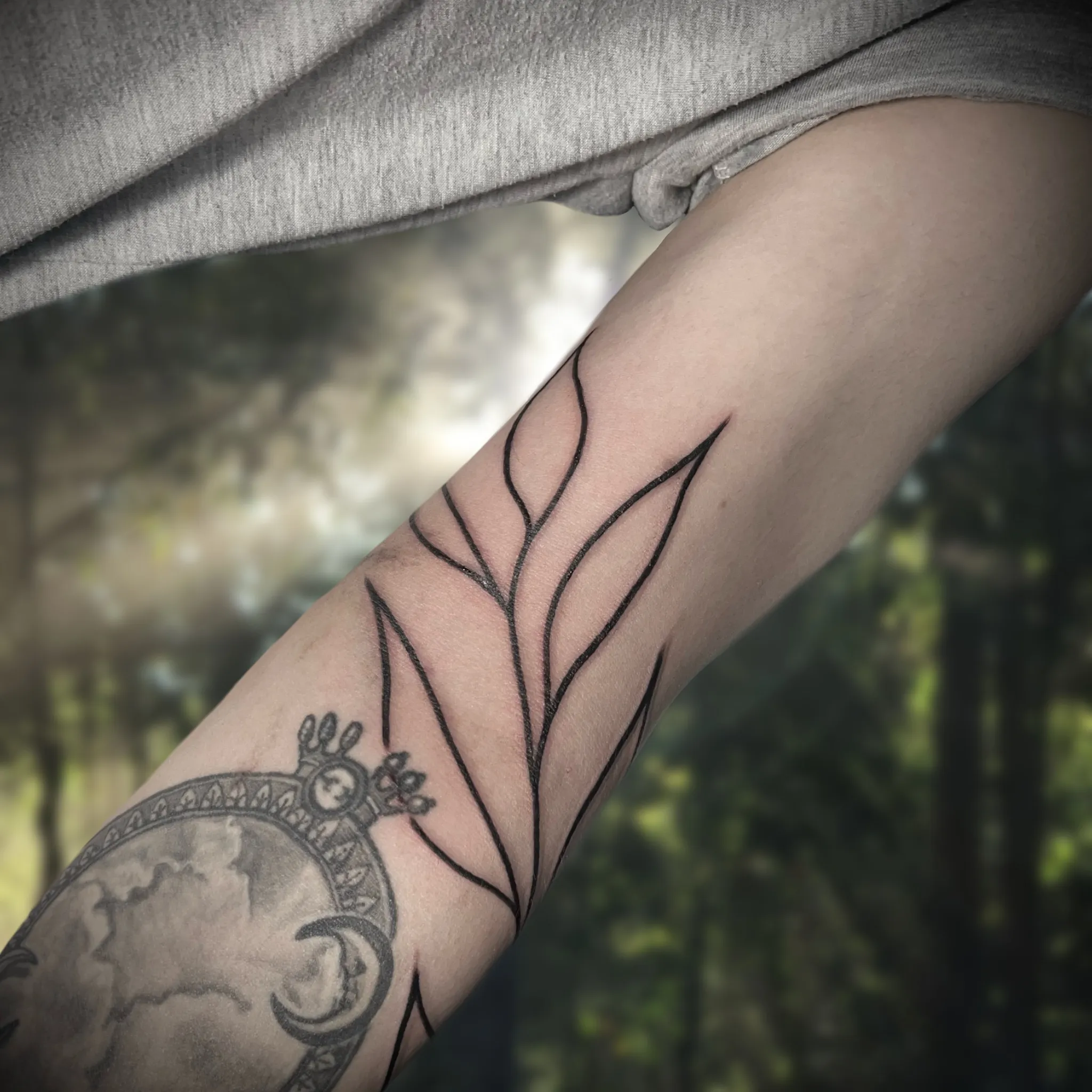 굵은 라인 잎 타투 - 1