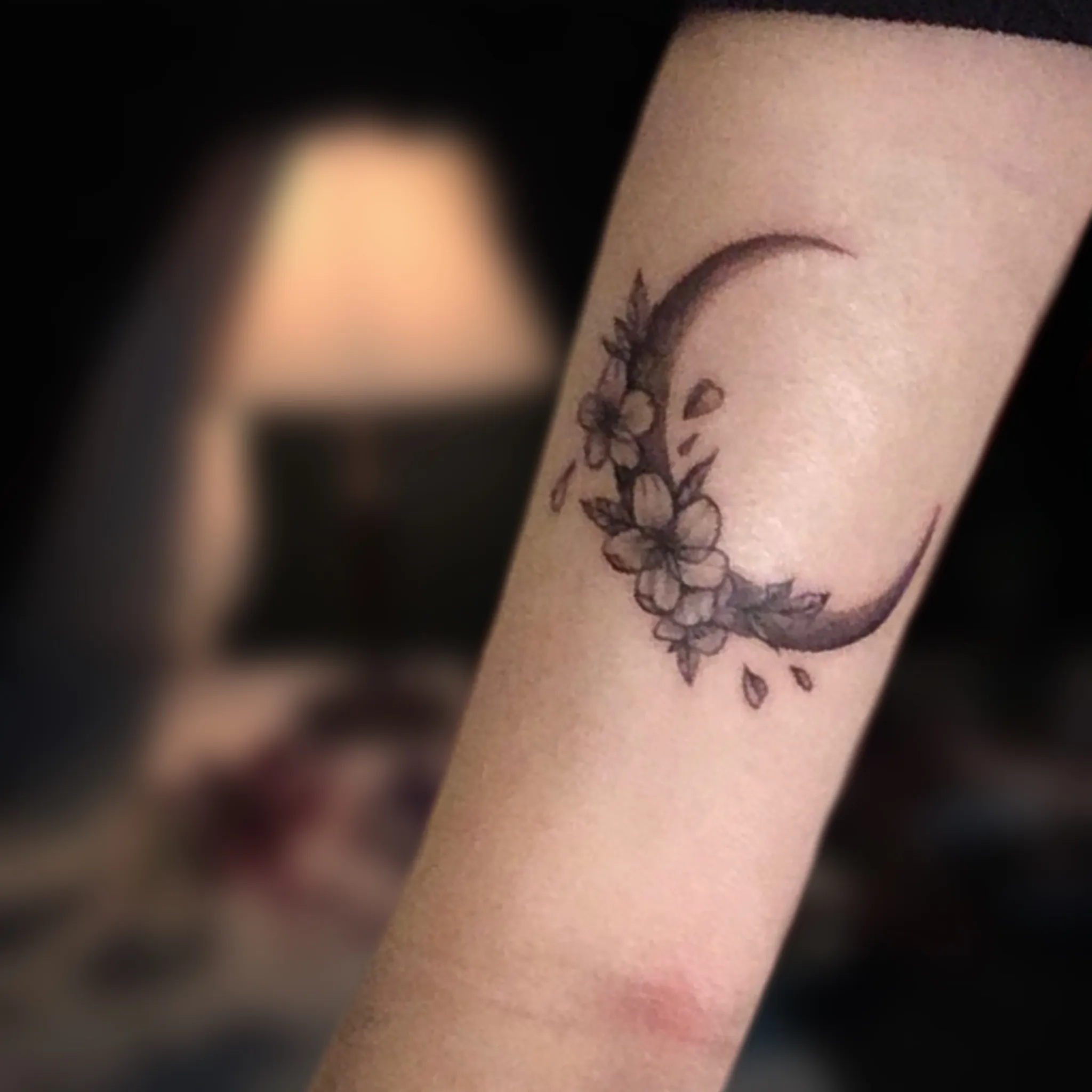 감성적인 꽃과 달 타투 - 1