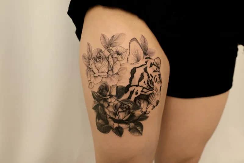 꽃타투, 허벅지타투, 다리타투, 호랑이타투, 장미타투, 홍대타투, 서울타투, 타투, tattoo, girltattoo, flowertattoo, seoultattoo, hongdaetattoo