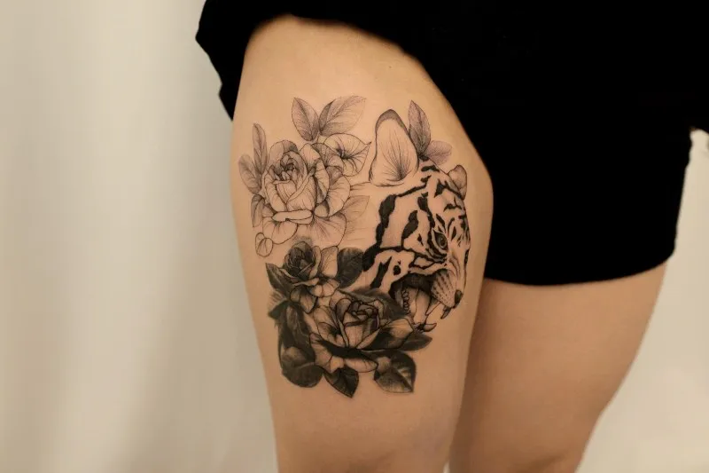 꽃타투, 허벅지타투, 다리타투, 호랑이타투, 장미타투, 홍대타투, 서울타투, 타투, tattoo, girltattoo, flowertattoo, seoultattoo, hongdaetattoo - 1