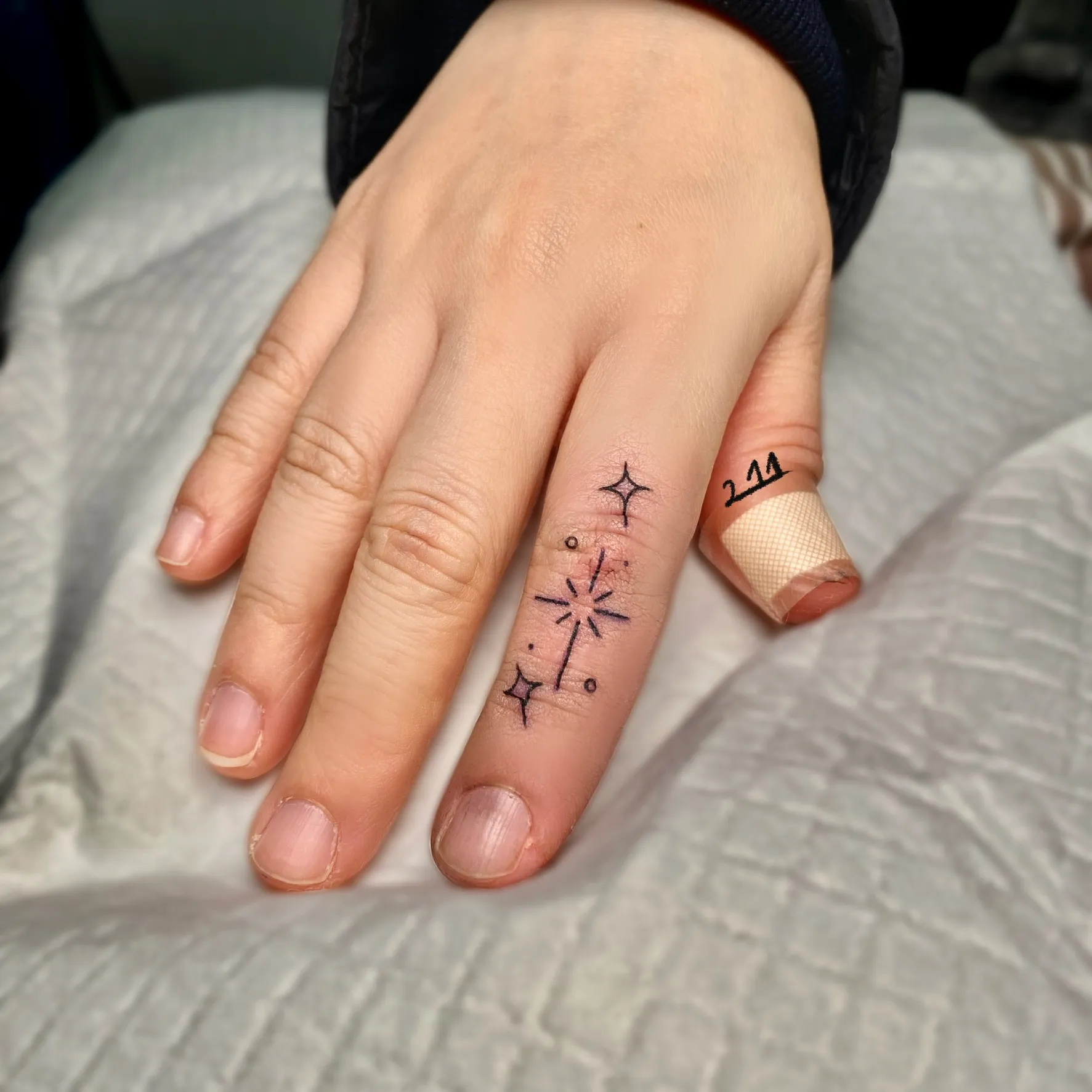 손가락 별 타투 - 1