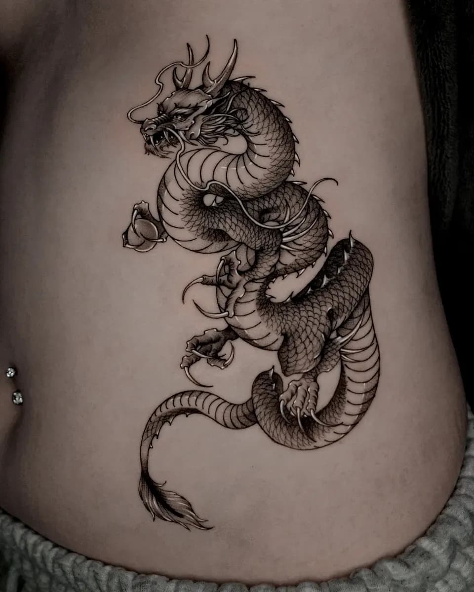옆구리 용 블랙워크 타투 - 1