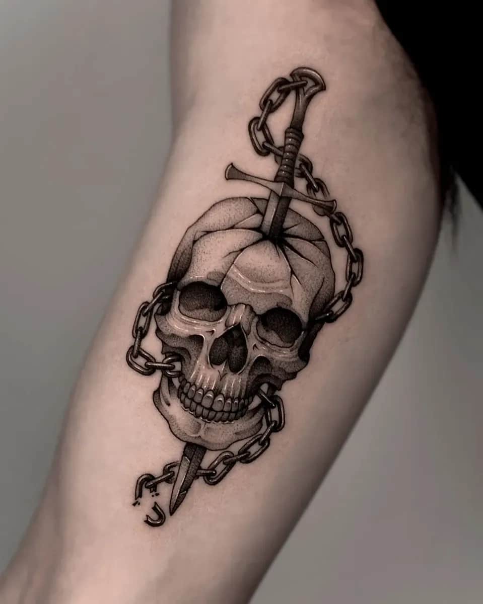 해골 칼 쇠사슬 블랙워크 타투