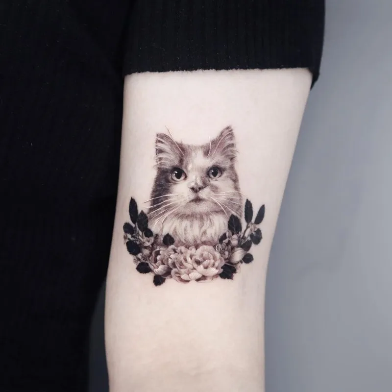 반려묘와 꽃 블랙앤그레이