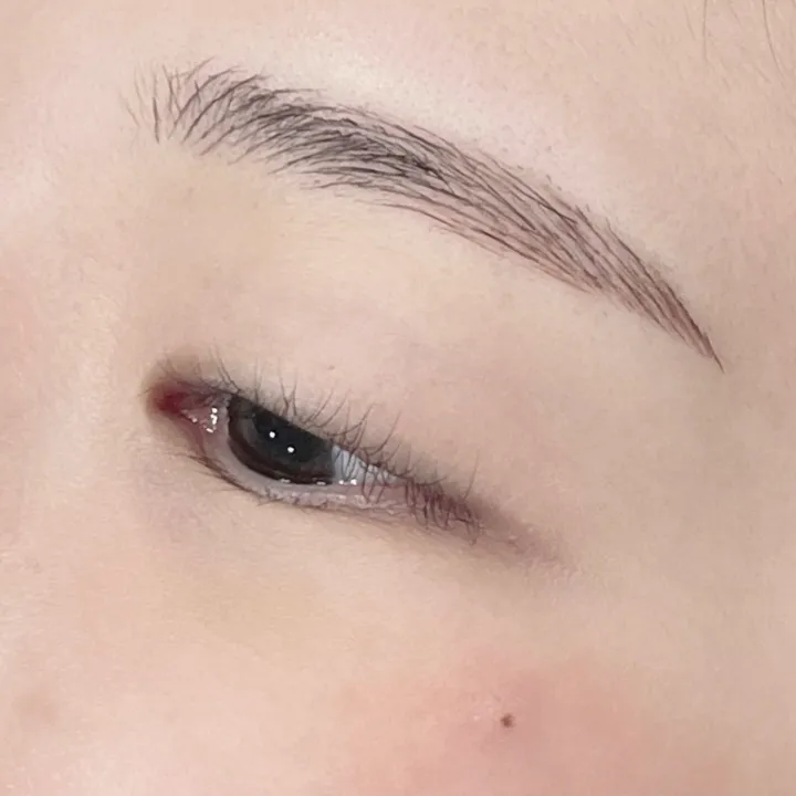 자연눈썹과 미인점