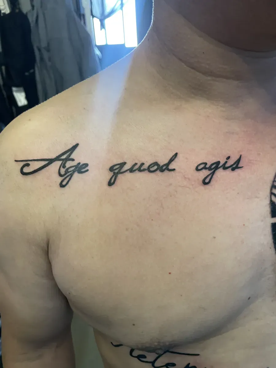 강인한 남성의 메시지, 굵고 큰 레터링 타투의 매력 - 1