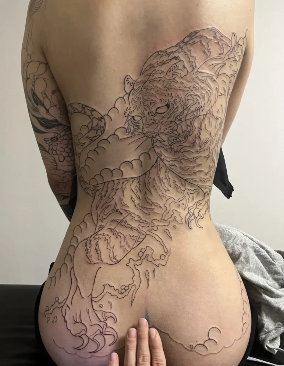 여자 등 호랑이