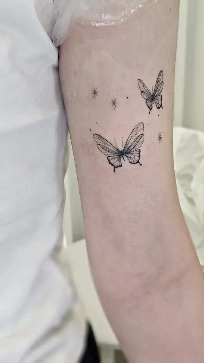 라인 나비 타투