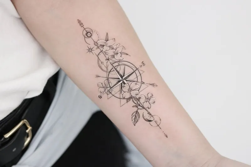 부드럽고 디테일한 감성타투입니다.