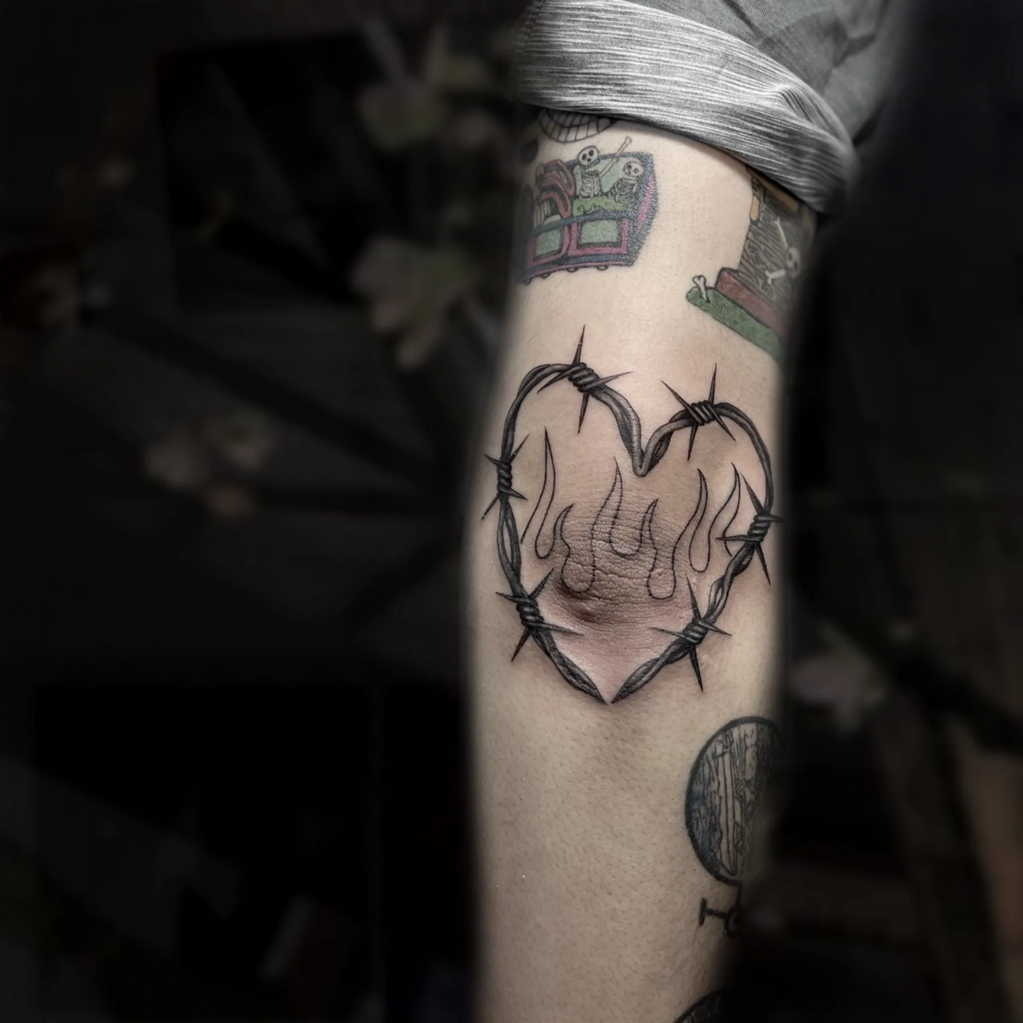 팔꿈치 가시 하트 타투 - 1
